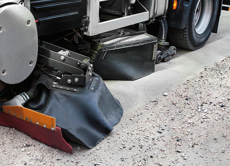 Detailed view of the encapsulated brushes and vacuum nozzle system on a DISA-CLEAN unit, designed for high-efficiency dust and particle removal from roads, even in wet or winter conditions.